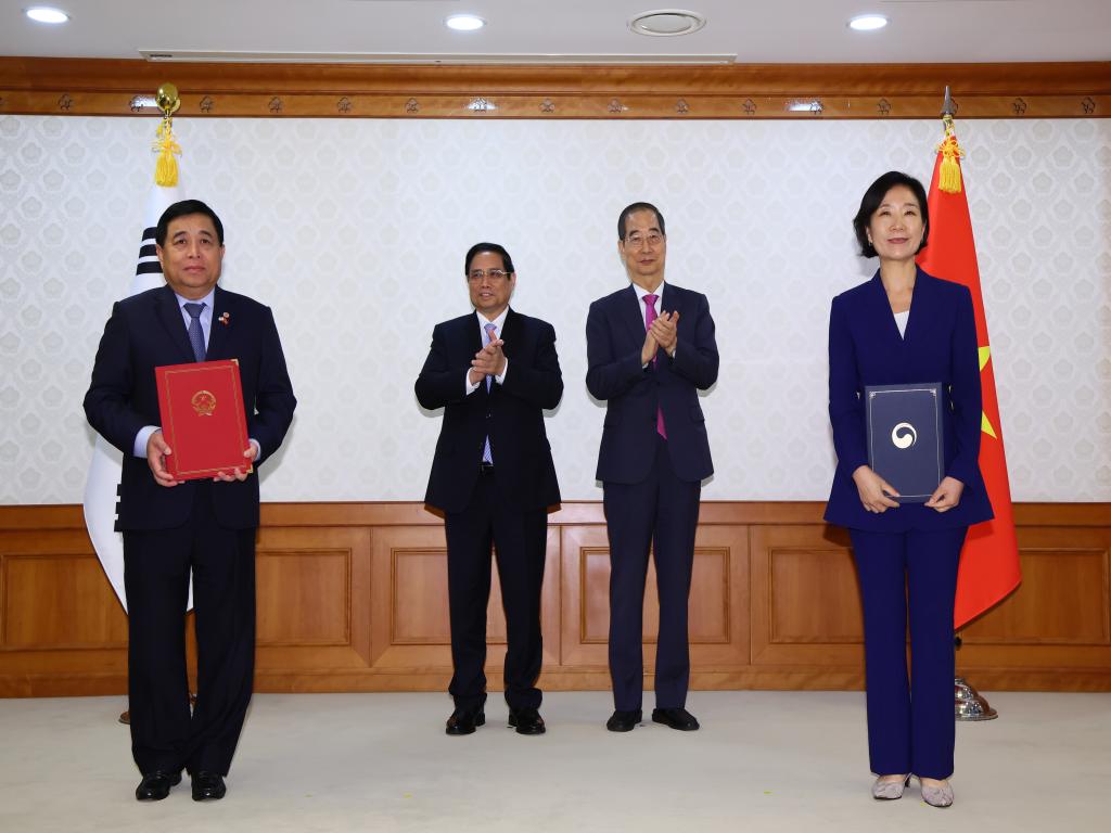 Signs an MOU between South Korea and Viet Nam